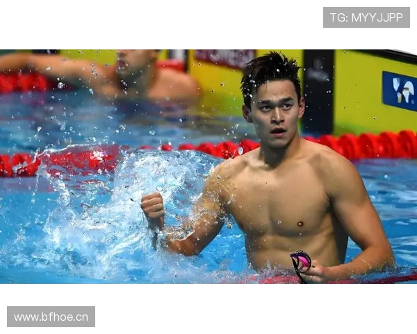 孙杨新照，泳池边大牌拖鞋配皮沙发，这画面把“苦练”两个字拽成笑话